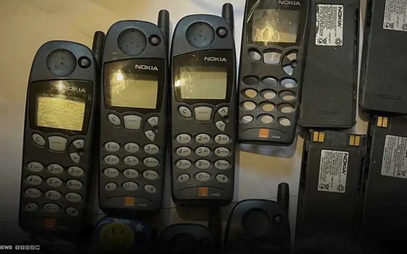 كنز بالهواتف القديمة.. مصريون يبحثون عن ذرات الذهب في قطع غيار الأجهزة المستعملة